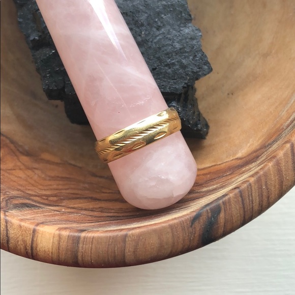 14K Yellow Gold Size 9 Band with Carved Pattern - Picture 2 of 7